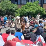 Anggota DPRD Garut diabsen satu-satu di lapangan Setda Garut saat unjuk rasa mahasiswa