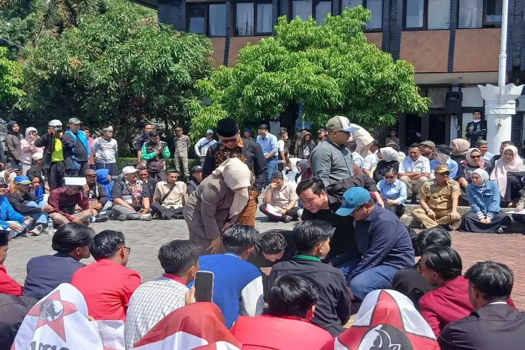 unjuk rasa mahasiswa di lapangan Setda Garut