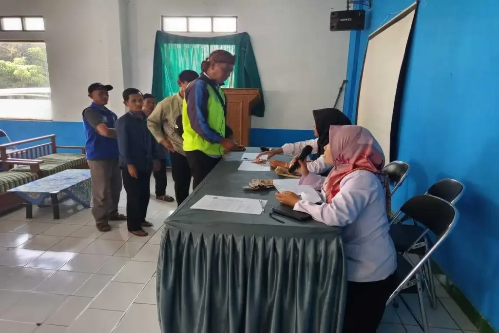 Para Ketua RT/W di Desa Leuwigoong Kecamatan Leuwigoong, terima insentif bulan September 2025.(foto Pepen apen