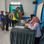 Para Ketua RT/W di Desa Leuwigoong Kecamatan Leuwigoong, terima insentif bulan September 2025.(foto Pepen apen