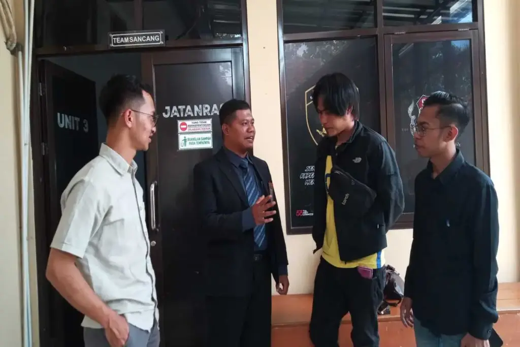 Sulton Muslim Haqqi, SH (dua dari kiri) bersama para kuasa hukum lainnya memberikan saran kepada Ali (dua dari