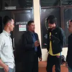 Sulton Muslim Haqqi, SH (dua dari kiri) bersama para kuasa hukum lainnya memberikan saran kepada Ali (dua dari