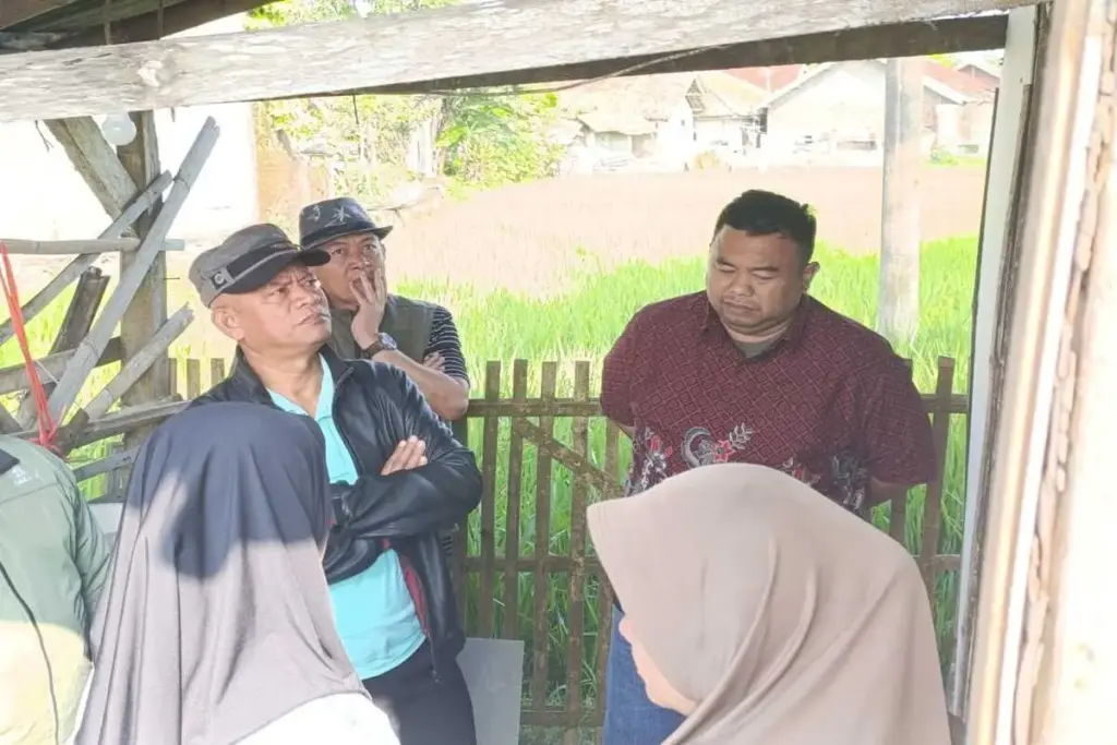 Sekda Garut Nurdin Yana bersama Yudha Puja Turnawan mengunjungi emak Sarinah