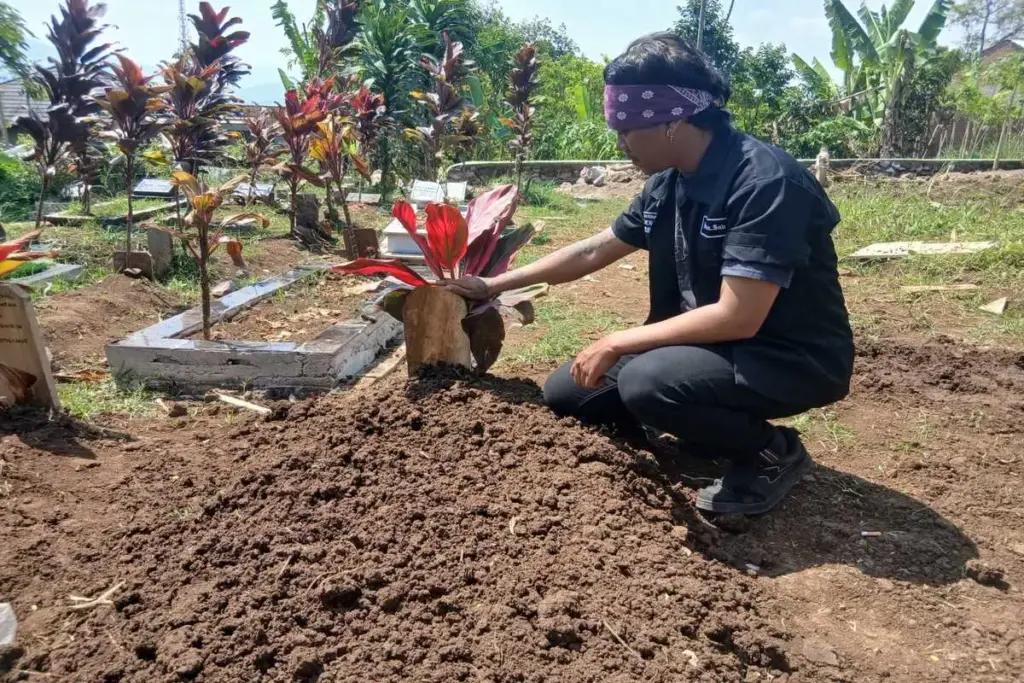 NJ sudah dimakamkan