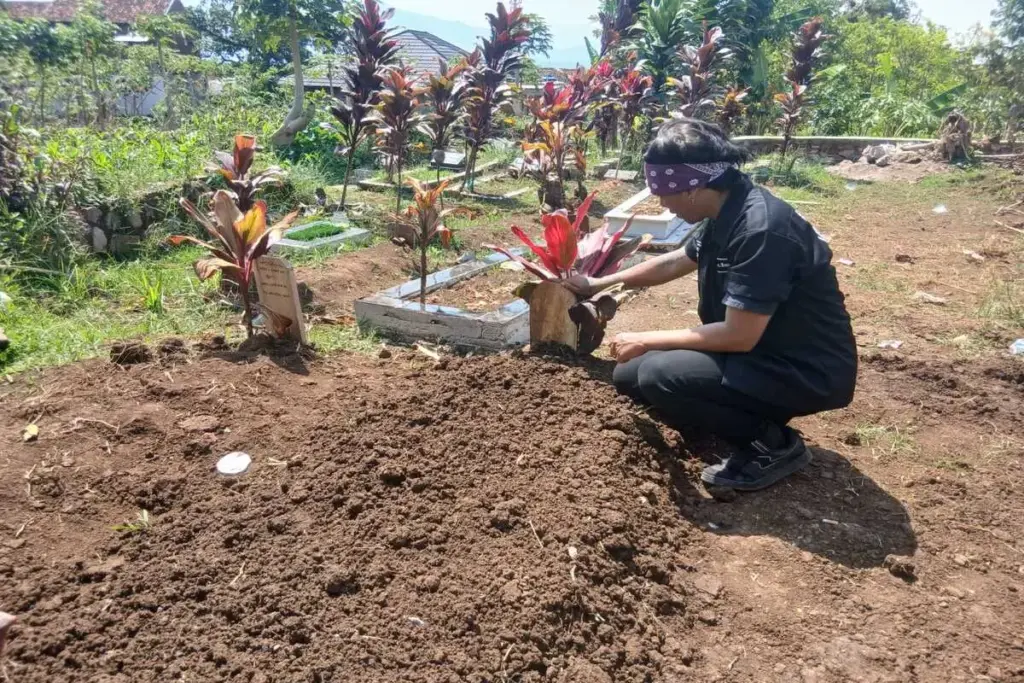 pemeran Iding melayad NJ di makamnnya