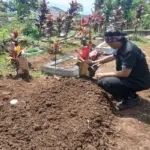 pemeran Iding melayad NJ di makamnnya