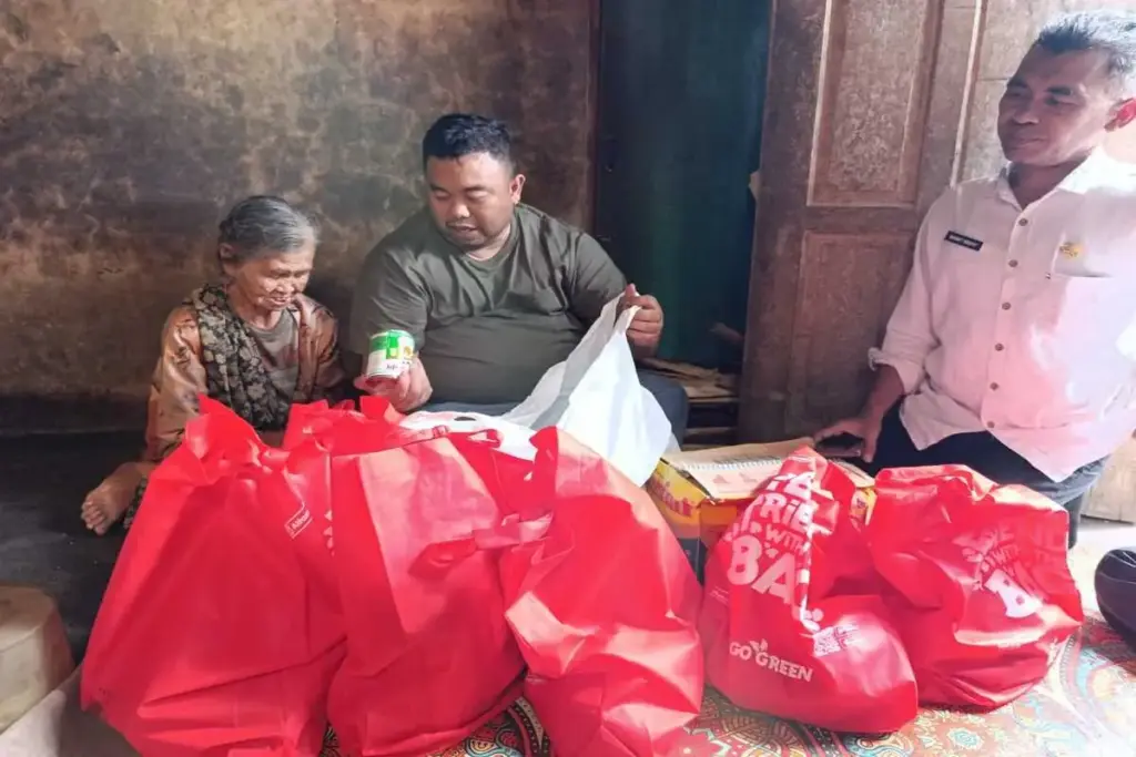 Yudha Puja Turnawan bersama Petugas Dinsos mengunjungi lansia sebatang kara