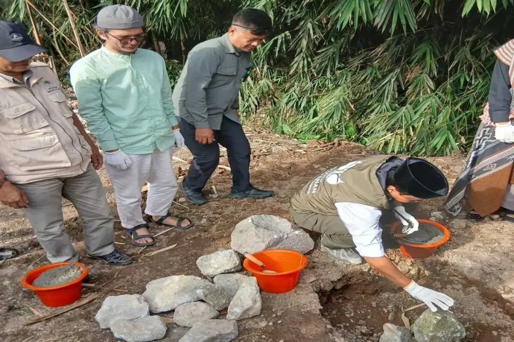 Membangun masjid dari sampah plastik