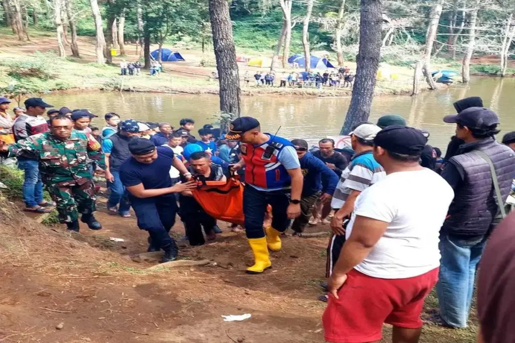 evakuasi korban tenggelam di Situ Salawe