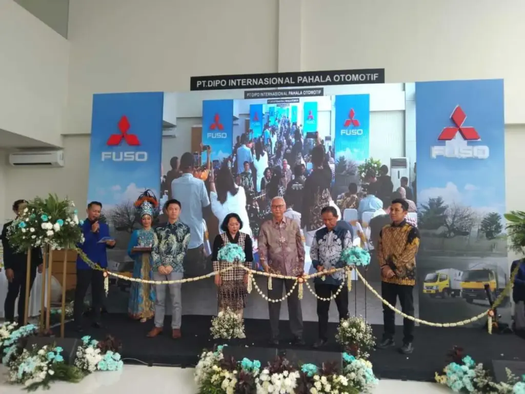 PT Krama Yudha Tiga Berlian Motors (KTB) meresmikan dealer baru PT DIPO Internasional Pahala Otomotif