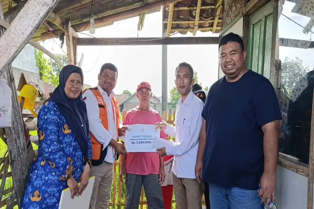 Yudha Puja Turnawan, Anggota DPRD Garut Fraksi PDI Perjuangan, bersama Baznas dan ASN Setda Garut memberikan b