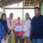 Yudha Puja Turnawan, Anggota DPRD Garut Fraksi PDI Perjuangan, bersama Baznas dan ASN Setda Garut memberikan b