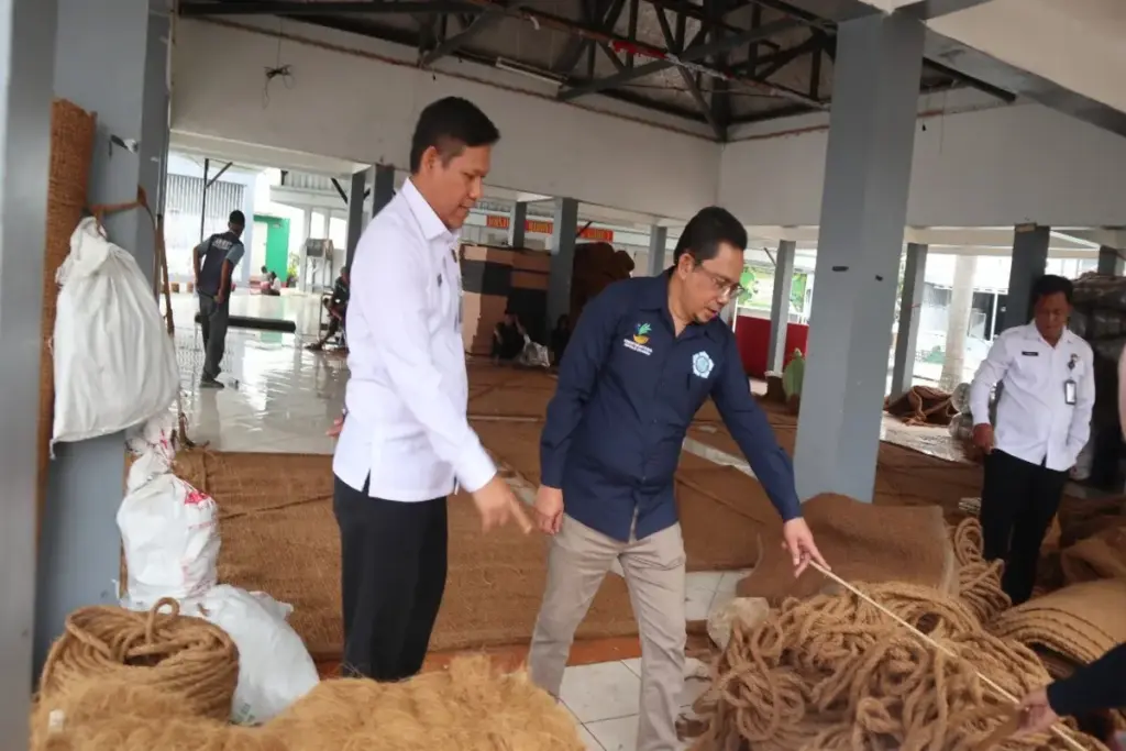 Kalapas Garut Rusdedy menunjukkan hasil karya warga binaan berupa coir shade