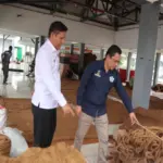 Kalapas Garut Rusdedy menunjukkan hasil karya warga binaan berupa coir shade