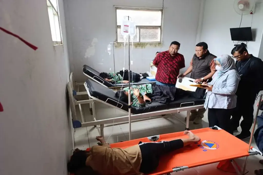 Yudha Puja Turnawan menjenguk siswa keracunan makanan di Kadungora
