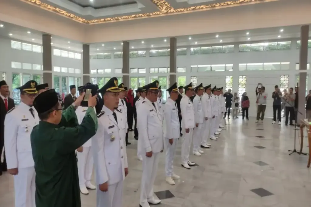 camat dan pejabat administrator diambil sumpahnya