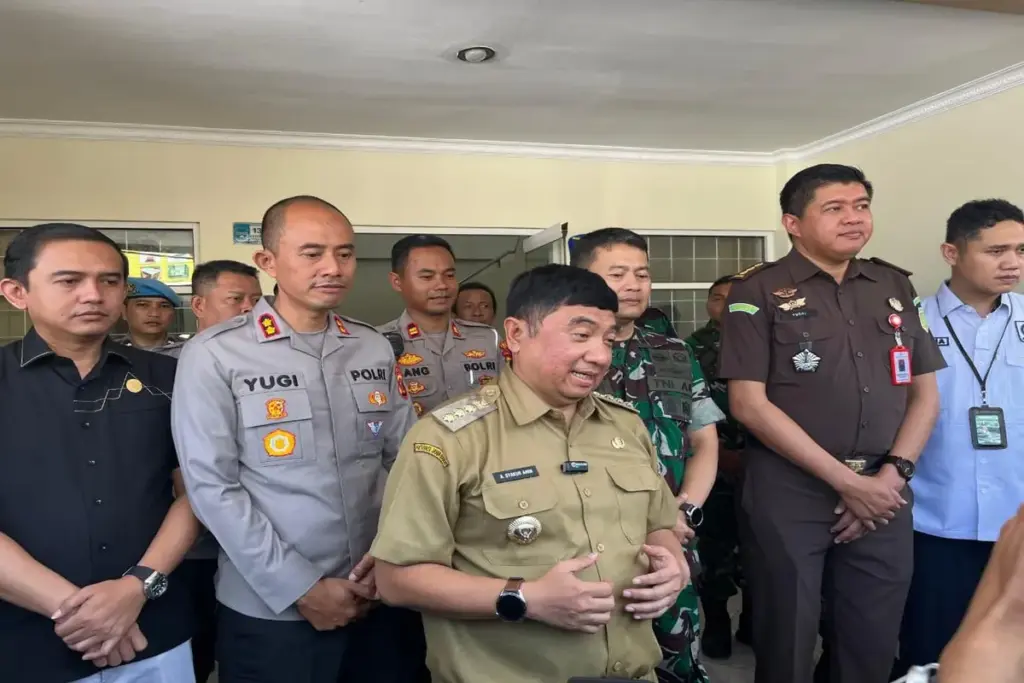 Bupati Garut Abdusy Syakur diwawancarai media