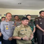 Bupati Garut Abdusy Syakur diwawancarai media