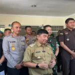 Bupati Garut Abdusy Syakur memberikan keterangan kepada media