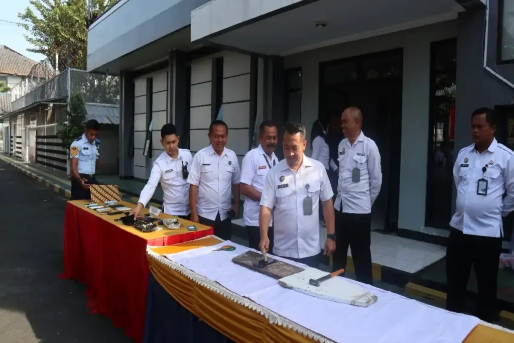 Lapas Garut menghancurkan barang sitaan berupa alat komunikasi dan alat elektronik