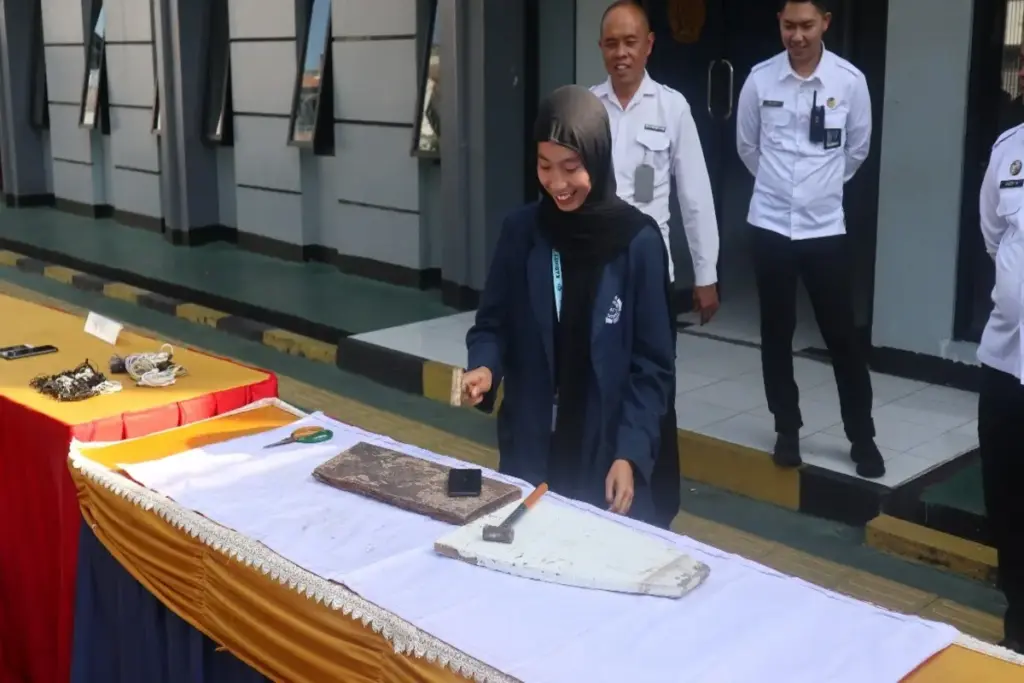 Mahasiswa Program Studi Rehabilitasi Sosial Polteksos Bandung turut memusnahkan alat komunikasi hasil sitaan