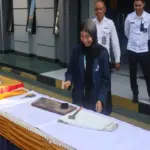 Mahasiswa Program Studi Rehabilitasi Sosial Polteksos Bandung turut memusnahkan alat komunikasi hasil sitaan