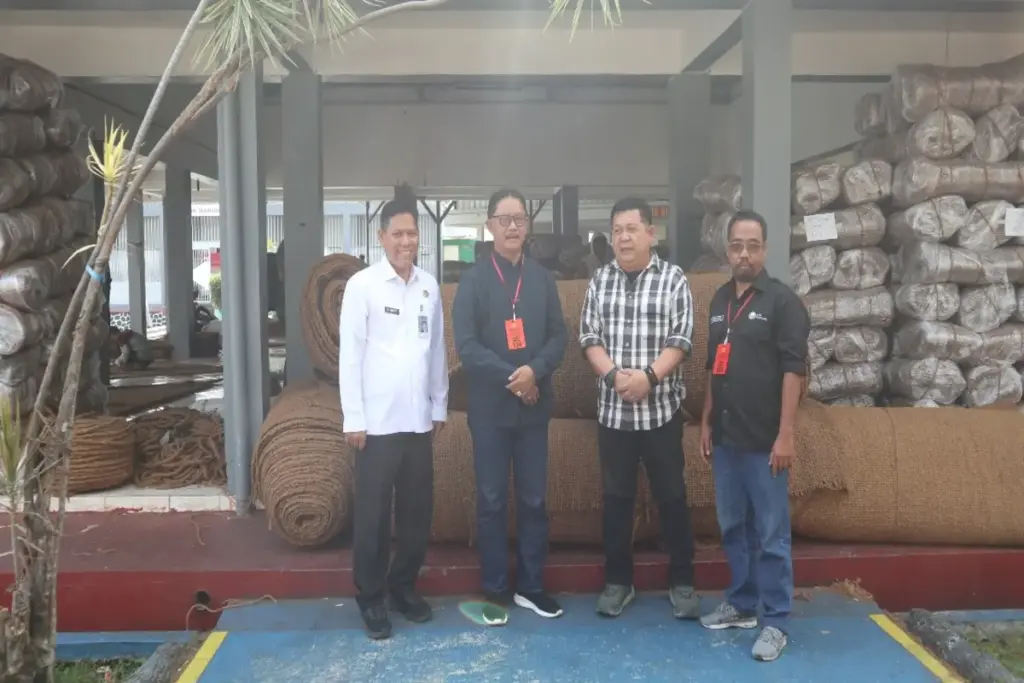 Kalapas Garut menerima kunjungan Dinas Inhil dan menunjukkan kerajinan coir shade
