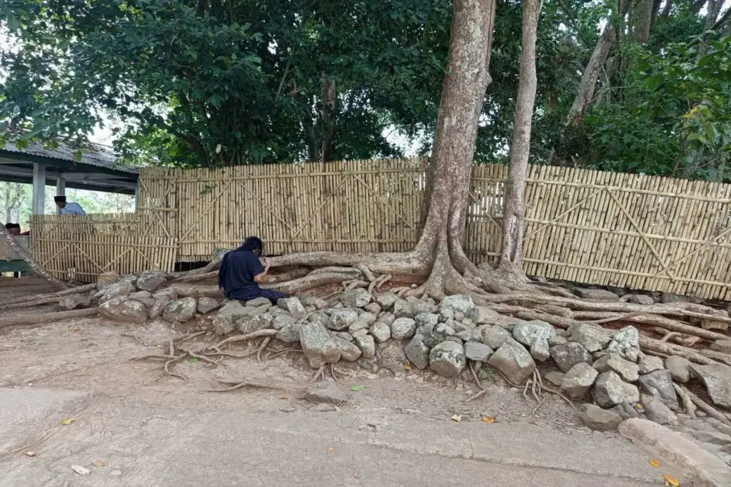 peziarah dari Sumatera di kompleks Makam Syekh Jafar Sidiq