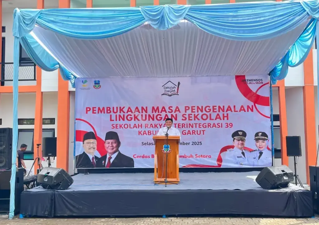 Bupati Garut memberikan sambutan dalam acara peresmian sekolah rakyat