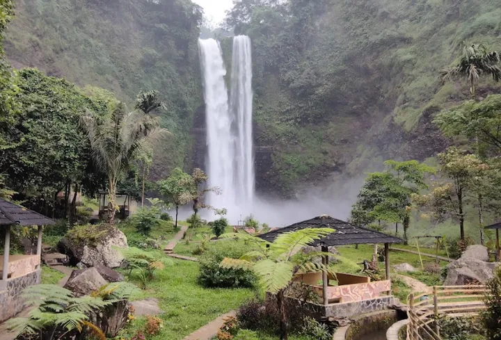Jalan-jalan ke Garut Pas Long Weekend? Jangan Lewatkan 7 Spot Ini! wisata alam curug sanghyang taraje
