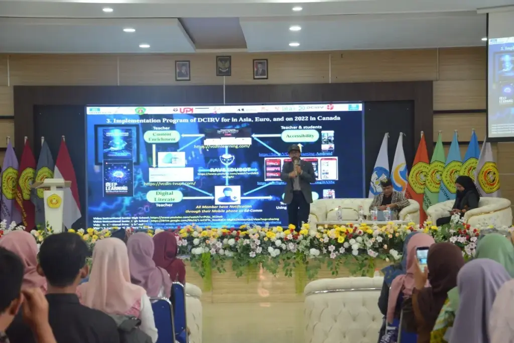 Prof. Deni Darmawan menerangkan tentang robot pintar yang di masa akan datang berpotensi mengisi ruang-ruang p
