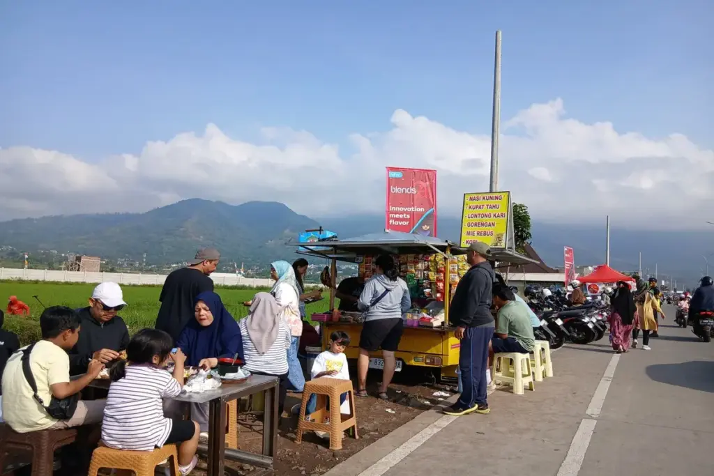 Masih Bingung Cari Sarapan? Warmob di Jalan Ibrahim Adjie Jadi Pilihan Tempat Sarapan Hits di Garut! Warmob, tempat sarapan dengan panorama Gunung Guntur.(Rizki/Radar Garut)