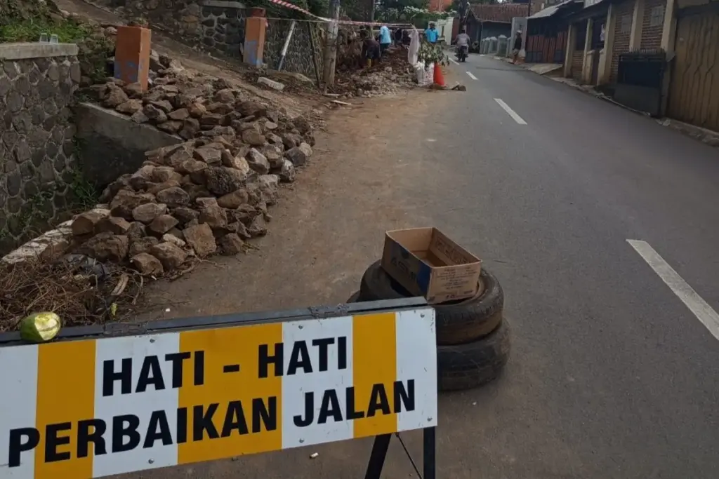 Enam Bulan Menunggu, Drainase Tertimbun Longsor di Cibatu Akhirnya Diperbaiki Perbaikan drainase yang tertimbun longsor. (Pepen/Radar Garut)