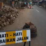 Perbaikan drainase yang tertimbun longsor. (Pepen/Radar Garut)