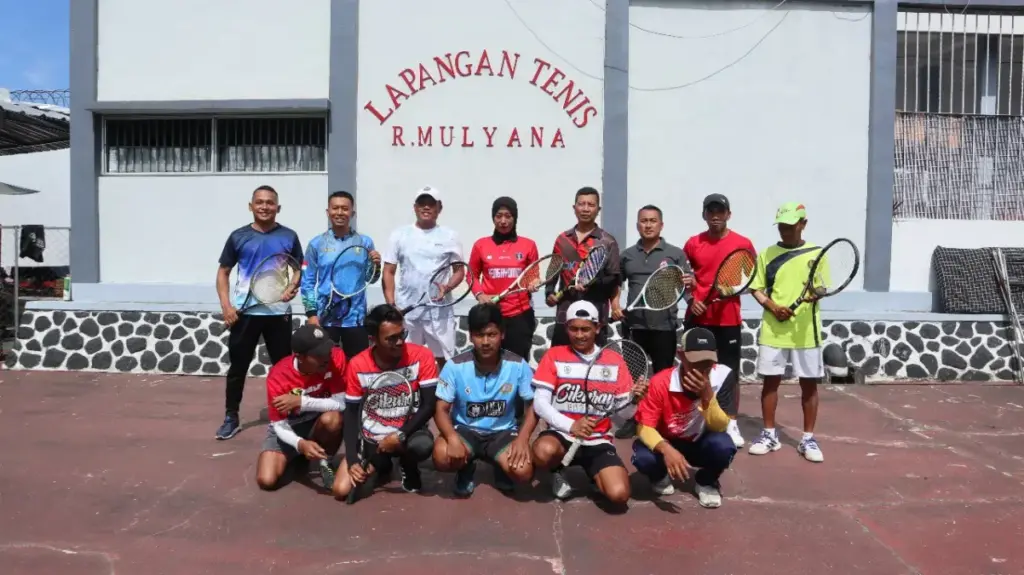 Petugas Lapas Garut dan warga binaan main Tenis bersama