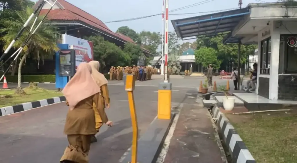 ASN Garut kesiangan saat apel gabungan