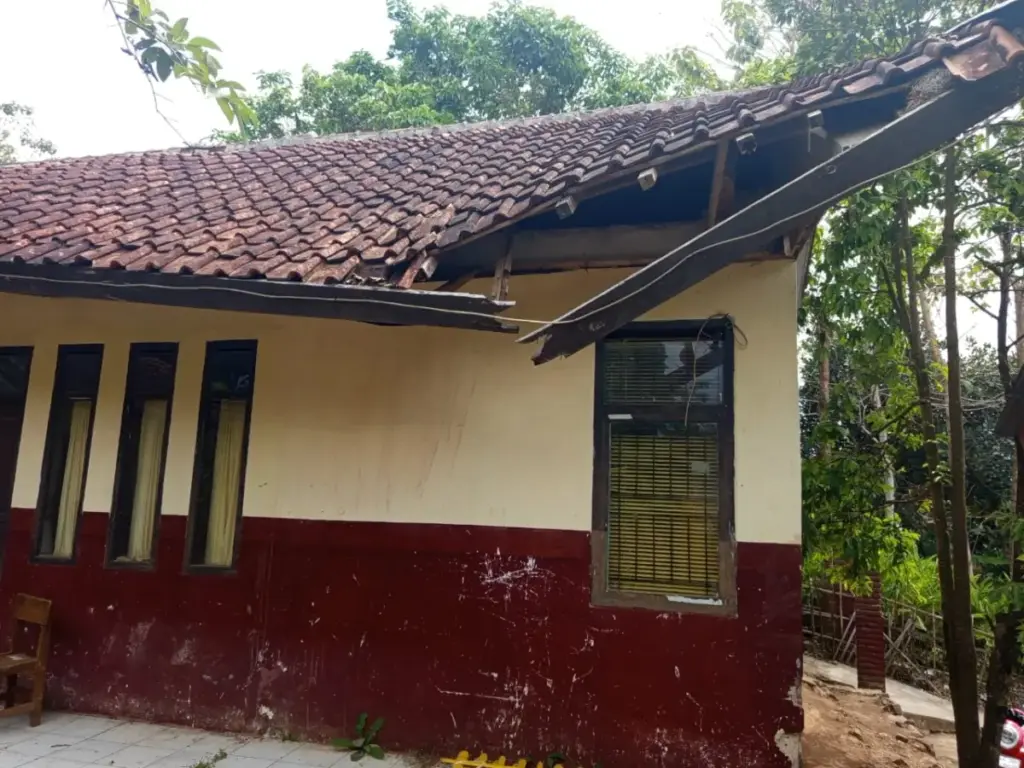 Atap Kantor SDN IV Cipareuan