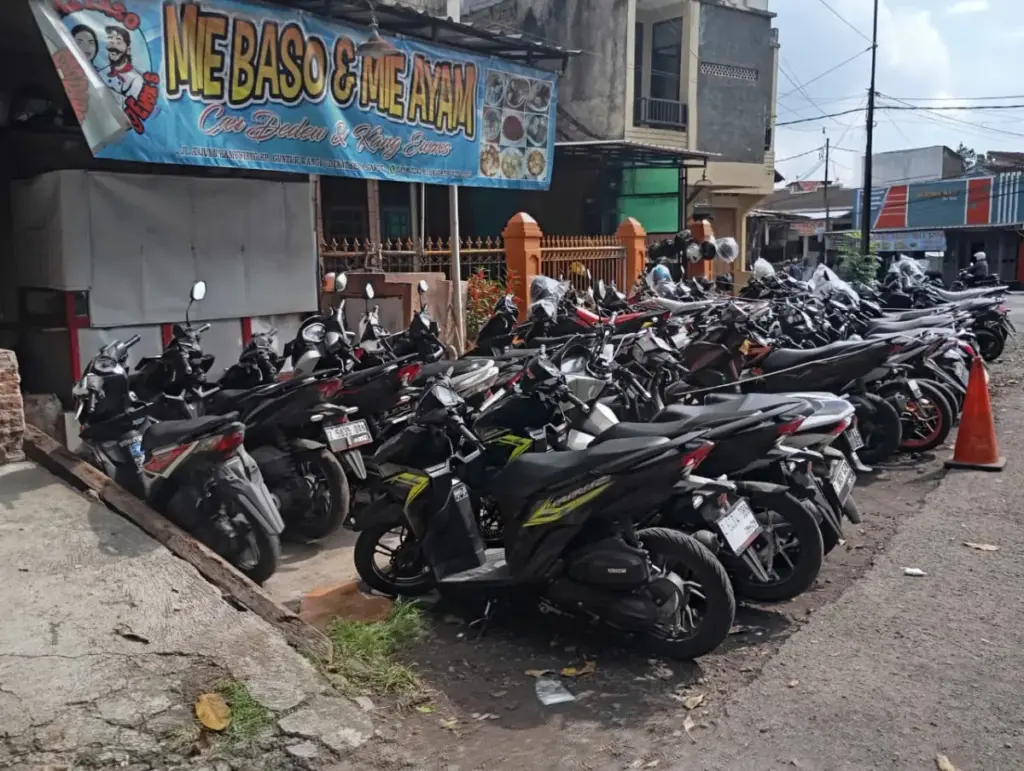 Kendaraan siswa yang terparkir diluar sekolah