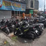 Kendaraan siswa yang terparkir diluar sekolah