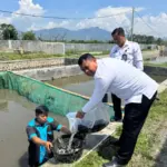 Petugas Lapas Garut bersama WBP tebar benih ikan nila di kolam ikan SAE