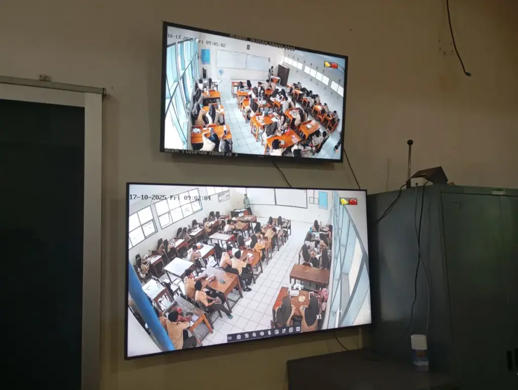 Seluruh ruangan kelas di SMAN 6 Garut terpantau melalui kamera pengawas atau CCTV.