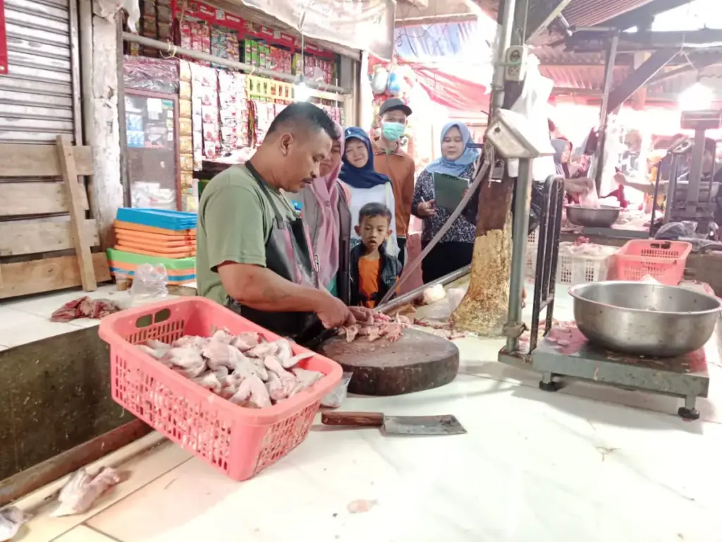Pedagang ayam di Pasar Ciawitali Garut. (Foto: Rizka/Radar Garut)