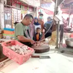Pedagang ayam di Pasar Ciawitali Garut. (Foto: Rizka/Radar Garut)