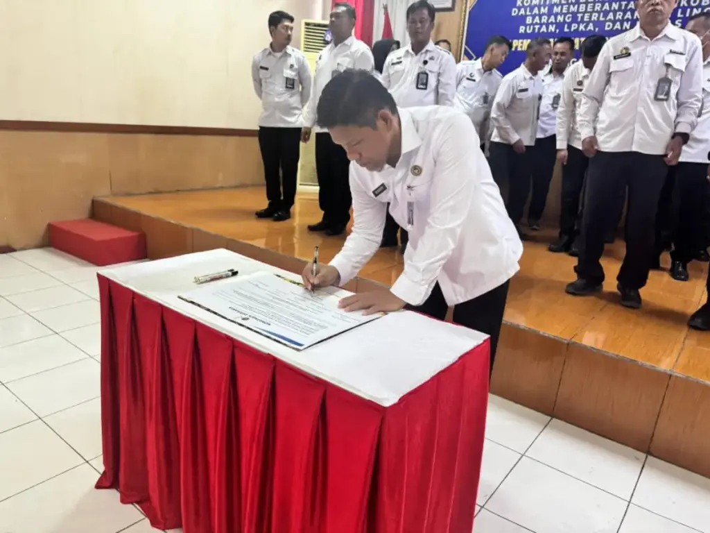Kalapas Garut menandatangani komitmen bersama di aula Lapas Garut