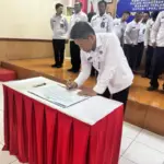Kalapas Garut menandatangani komitmen bersama di aula Lapas Garut