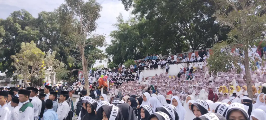 Ratusan santri mengikuti upacara peringatan Hari Santri di Lapangan Alun-alun Garut. (Foto: Ale/Radar Garut)