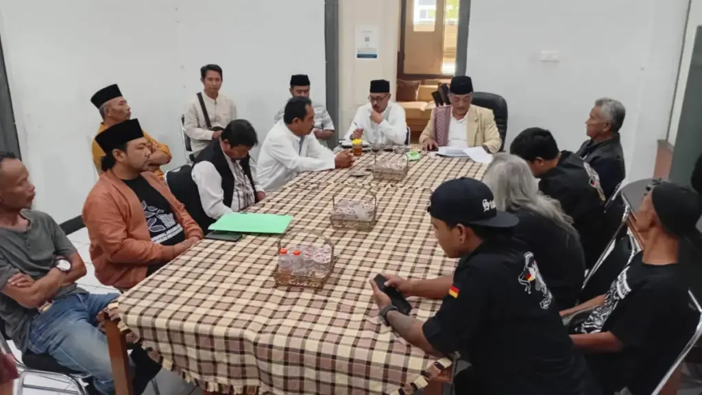 Audiensi LSM Garda Bangsa Reformasi (GBR) yang dilakukan di Aula DPMD Kab. Garut. (Foto: Rizka/Radar Garut)