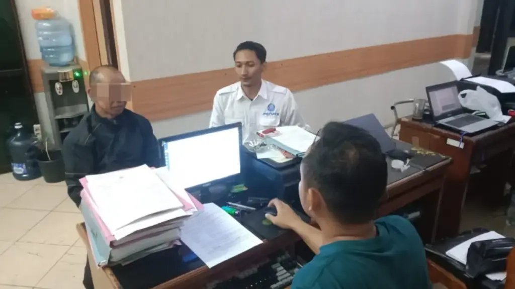 Pelaku saat dilakukan pemeriksaan oleh Kepolisian. (Dok Polres Garut)