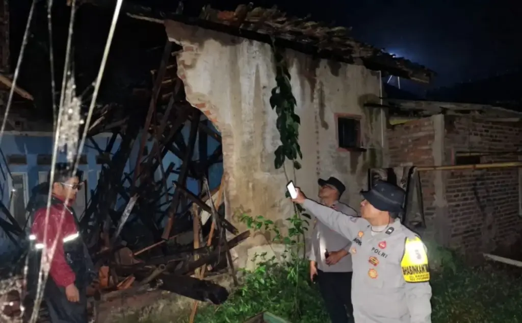 Rumah roboh akibat hujan deras di Pasirwangi Garut. (Dok Polres Garut)