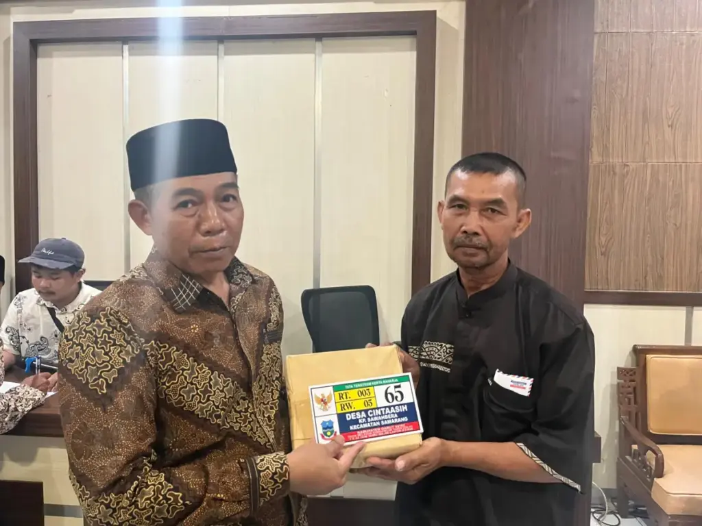 Pengadaan nomor rumah Desa Cintaasih, Kecamatan Samarang. (Foto: Rizka/Radar Garut)
